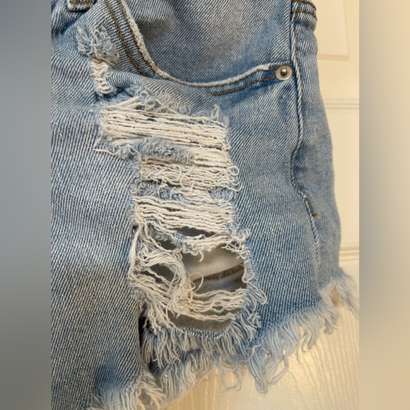 Wild Fable Cut off Jean Shorts Light Wash Distressed Size 2 - Picture 3 of 5